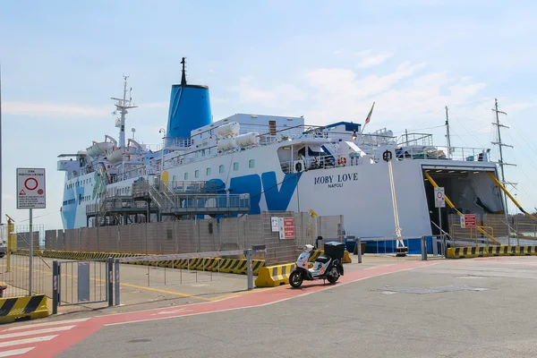 Trajektu Moby láska v kotvištích v přístavu Piombino, Itálie — Stock fotografie