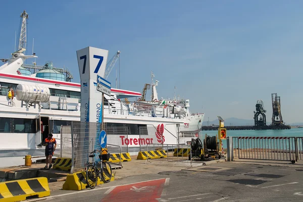 Barco-balsa Marmorica atracado no porto de Piombino, Itália — Fotografia de Stock