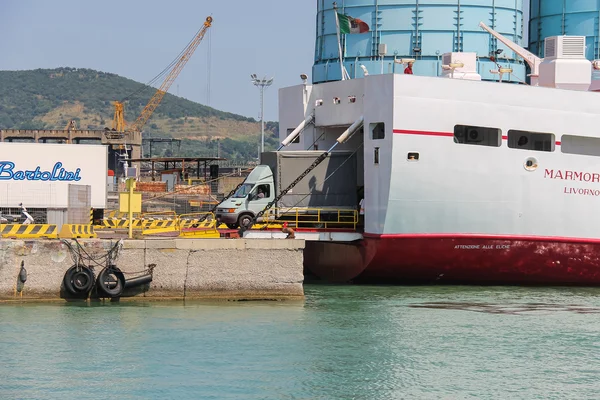 Ferry boat Marmorica descarregar um veículo em Piombino, Itália — Fotografia de Stock