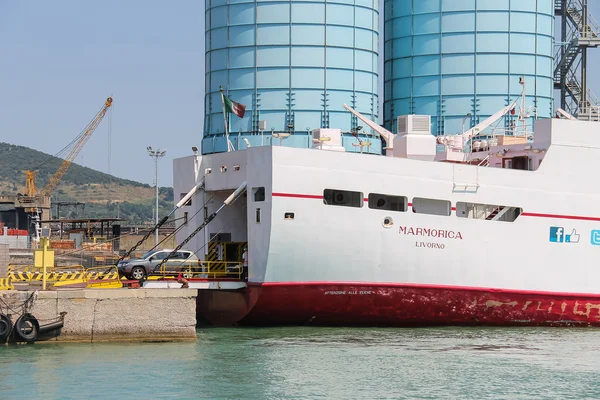 Fähre Marmorica entlädt ein Fahrzeug in Piombino, Italien — Stockfoto