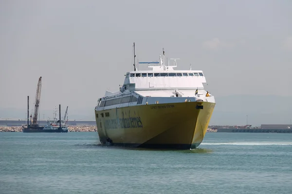Färjan Korsika Express vid kaj i Piombino seaport, Italien — Stockfoto