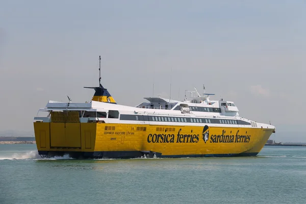 Färjan Korsika Express vid kaj i Piombino seaport, Italien — Stockfoto