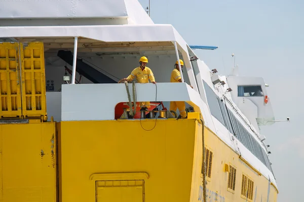 船員はピオンビーノ、イタリアでフェリー船の係留の準備します。 — ストック写真