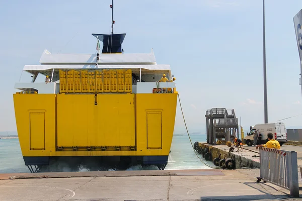 Zeilers bereiden voor ligplaats van de veerboot in Piombino, Italië — Stockfoto