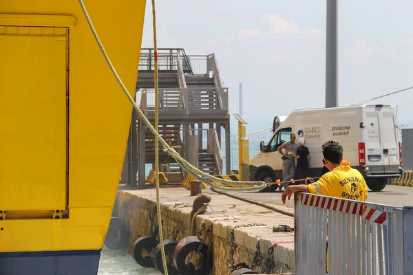 Barco de ferry atracando no cais em Piombino, Itália — Fotografia de Stock