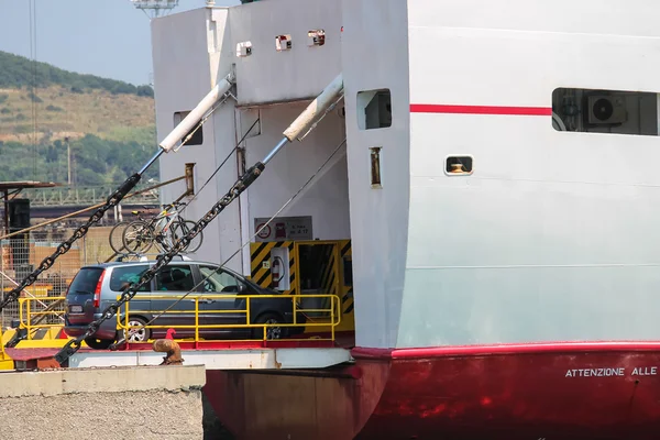 Ferry-boat télécharger une voiture dans le port de Piombino, Italie — Photo