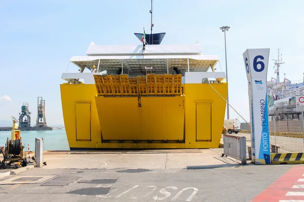 Ferry boat opens its cargo hold in Piombino seaport, Italy — Stock Photo, Image
