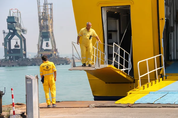 Workers prepare exit of passengers in Piombino seaport, Italy — Stock Photo, Image