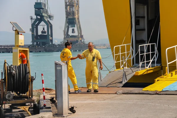 Workers prepare exit of passengers in Piombino seaport, Italy — Stock Photo, Image