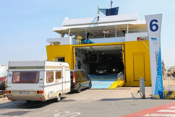 Lossen voertuigen uit veerboot in Piombino zeehaven, Italië — Stockfoto