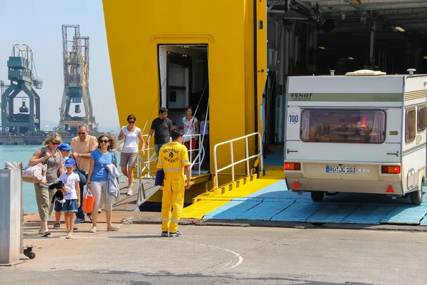 Déchargement des passagers et des véhicules de ferry-boat dans le port maritime, Il — Photo