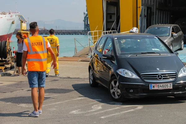 Unloading vehicles from ferry boat in Piombino seaport, Italy — Stock Photo, Image
