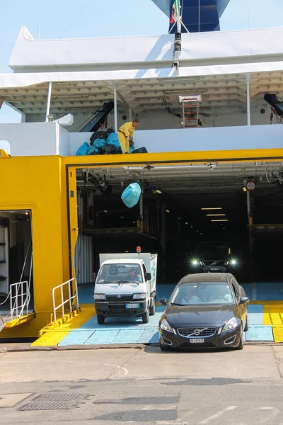 Lossen voertuigen uit veerboot in Piombino zeehaven, Italië — Stockfoto