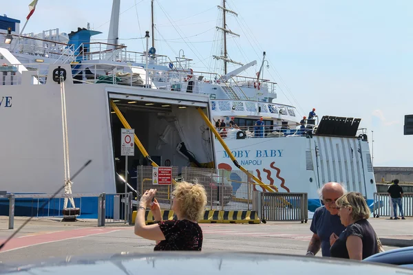 Trajekty Moby Baby a Moby lásku v kotvištích v přístavu Piombino — Stock fotografie