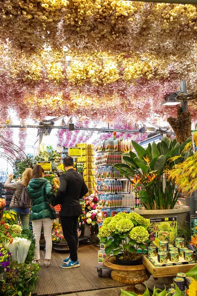 Pessoas dentro de uma loja de flores no centro de Amesterdão, o Neth — Fotografia de Stock