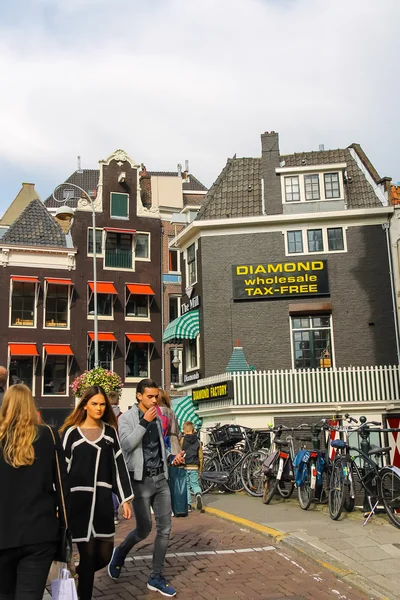 Pessoas acordando no centro da cidade de Amsterdã, Países Baixos — Fotografia de Stock