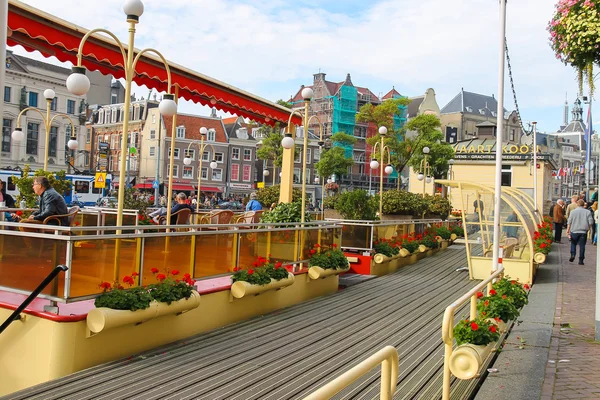 Café de rue à quai près de l'eau à Amsterdam, Pays-Bas — Photo