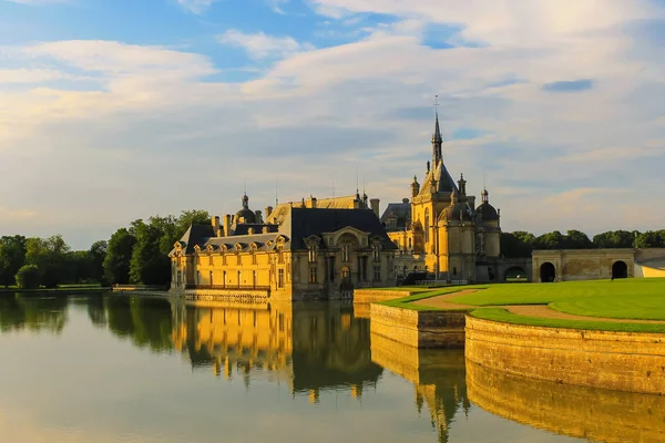 Famous Chateau de Chantilly (Chantilly Castle). France — Stock fotografie