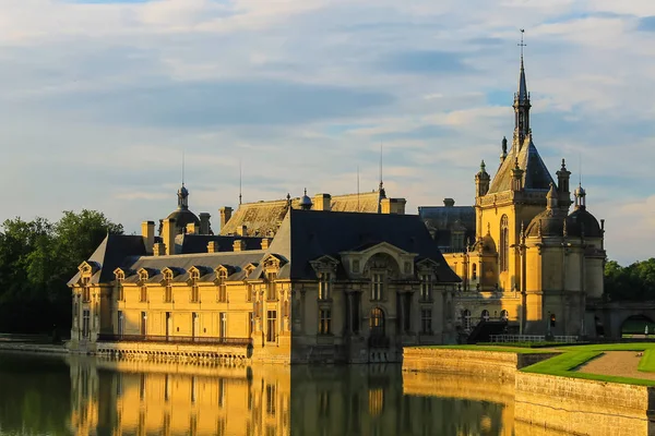 Famous Chateau de Chantilly (Chantilly Castle). France — Stockfoto