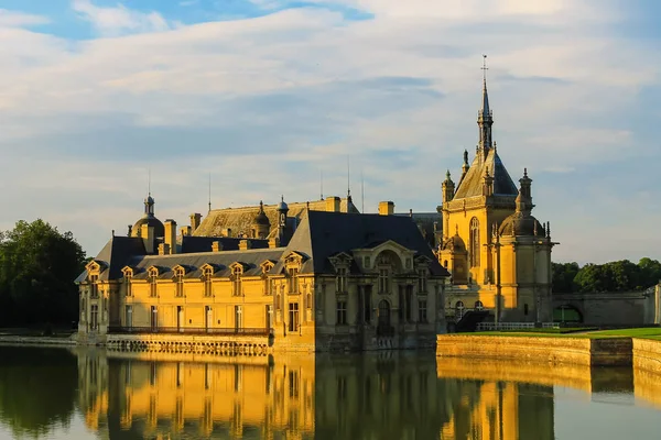 Famous Chateau de Chantilly (Chantilly Castle). France — Stockfoto