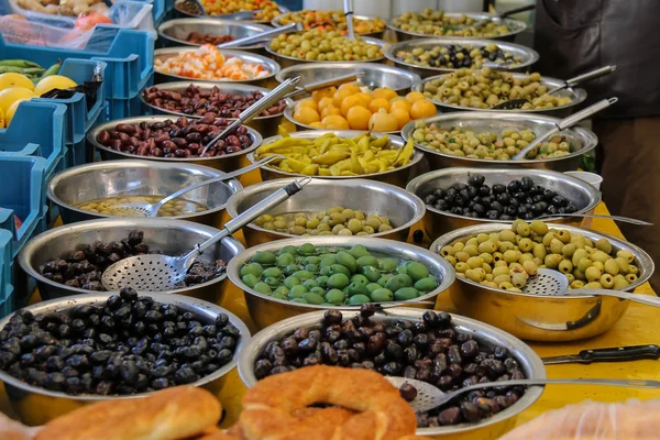 Verduras en vinagre en el mostrador del mercado callejero —  Fotos de Stock
