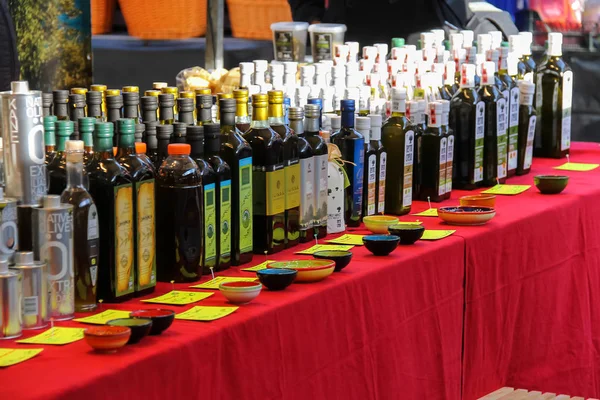 Olive oil in flessen op de teller van straatmarkt. Utrecht, t — Stockfoto