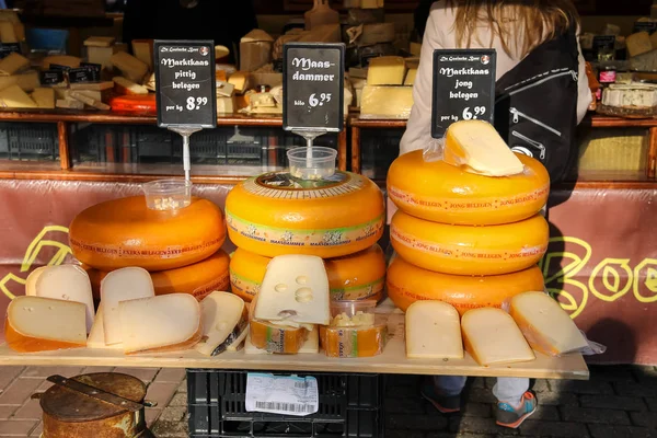 Estantes con famoso queso holandés en el mercado callejero. Utrech — Foto de Stock