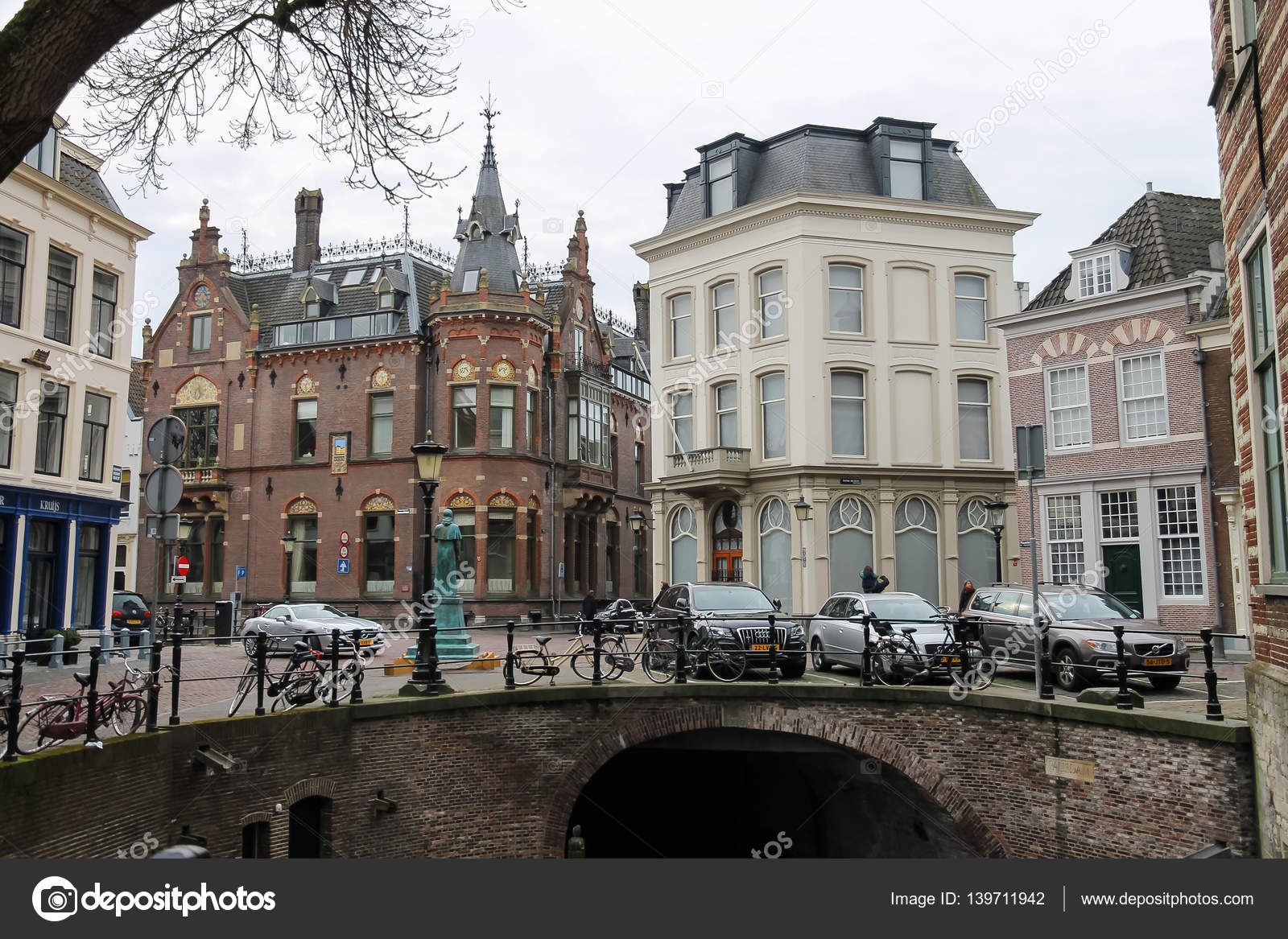Oude brug in historische centrum van Utrecht, Nederland — Stockfoto