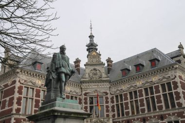 Utrecht Üniversitesi ve Count (Graaf heykeli Üniversitesi Salonu