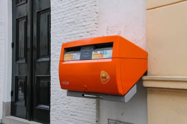 Utrecht, Netherlan binanın duvardaki turuncu postbox