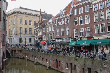 Utrecht, Netherla kanalda Oudegracht yanında yürüyen insanlar