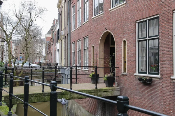 Edifícios antigos perto do canal no centro histórico de Utrecht, o Neth — Fotografia de Stock