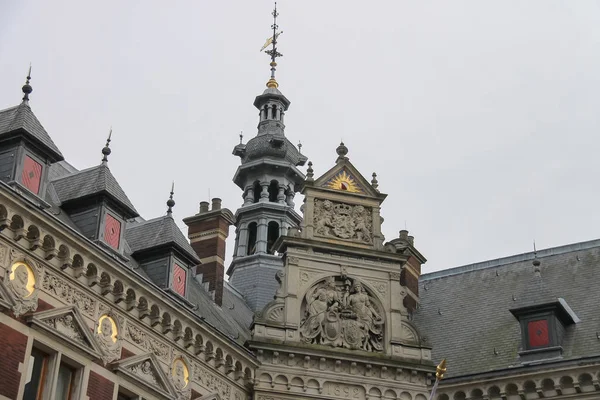 University Hall van de Universiteit Utrecht en het standbeeld van graaf (Graaf — Stockfoto