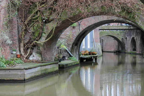 ユトレヒト、オランダの Oudegracht 運河の古い橋 — ストック写真