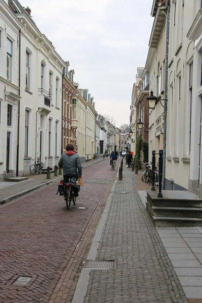 La gente en la calle estrecha en el centro histórico de Utrecht, el N — Foto de Stock