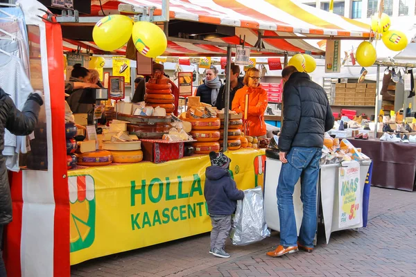 Люди возле полок с сыром на уличном рынке. Утрехт, Нидерланды — стоковое фото