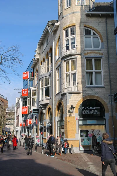 Pessoas caminhando ao longo da rua no centro histórico de Utrecht, t — Fotografia de Stock