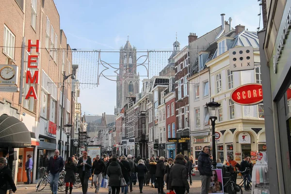 Pessoas andando ao longo da rua no centro histórico de Utrecht, nos Países Baixos — Fotografia de Stock