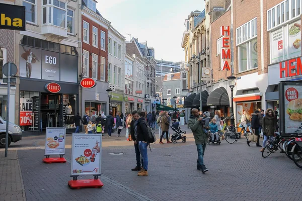 Les gens marchent le long de la rue dans le centre historique d'Utrecht, aux Pays-Bas — Photo