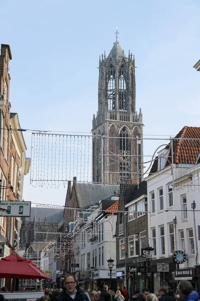 Människor som går längs gatan i den historiska stadskärnan i Utrecht, Nederländerna — Stockfoto