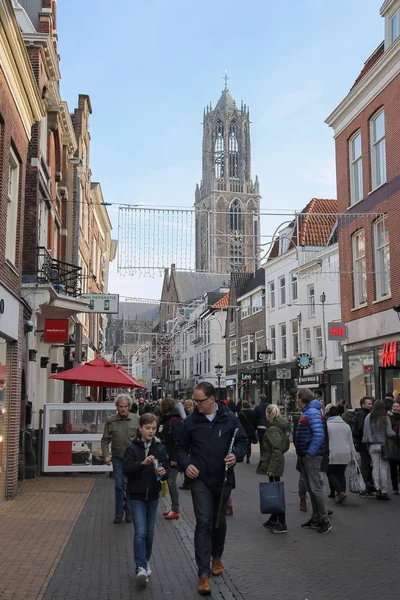 Pessoas andando ao longo da rua no centro histórico de Utrecht, nos Países Baixos — Fotografia de Stock