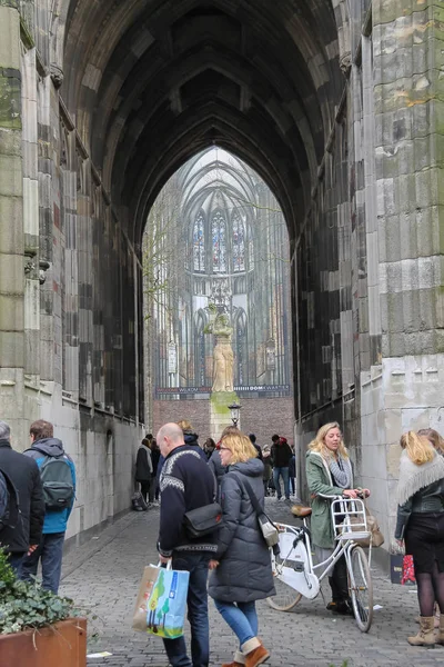 Gente cerca del arco de paso de la Torre de la Catedral en Utrecht, el Neth — Foto de Stock