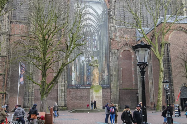 People walking near famous St. Martins Cathedral in Utrecht, the — Stock Photo, Image