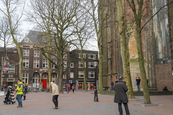 Människor som gick nära berömda St. Martins Cathedral i Utrecht, det — Stockfoto