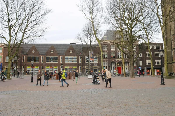 People walking near famous St. Martins Cathedral in Utrecht, the — Stock Photo, Image