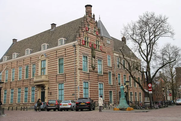 Gammal byggnad med staty i historiska stadskärnan i Utrecht, Neth — Stockfoto