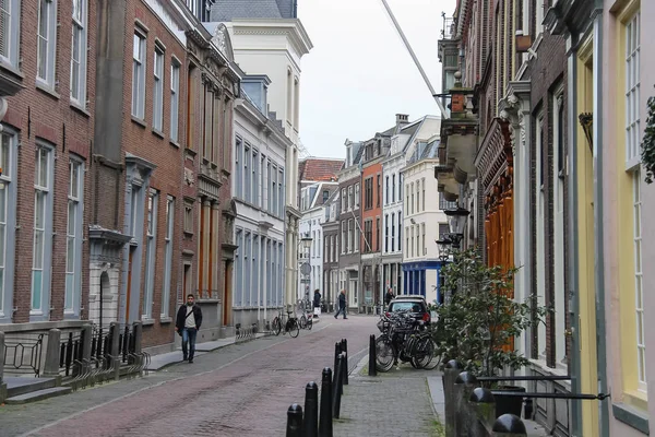 Människor som går längs gatan i historiska stadskärnan i Utrecht, t — Stockfoto