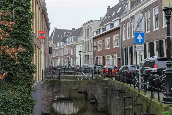 Utrecht, ND'nin tarihi merkezinde ünlü Oudegracht kanalda — Stok fotoğraf