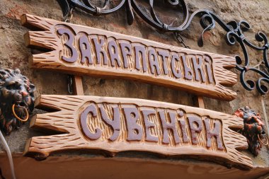 Etnik Ukraynalı Hediyelik eşya dükkanında girişine yaratıcı tasarım