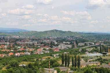 Mukachevo Panoraması. Palanok Castle hill görüntüleyin. Ukrayna